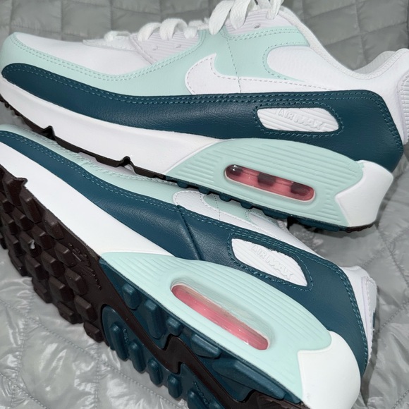 Kids NIKE shoes! Size 4.5 - unisex NWOT - - Picture 3 of 4